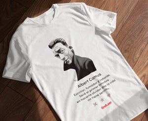 Camiseta blanca hombre con ilustración de Albert Camus por Fernando Vicente