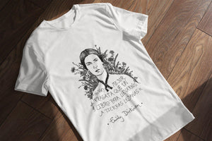 Camiseta blanca hombre con ilustración y cita de Emily Dickinson en español.