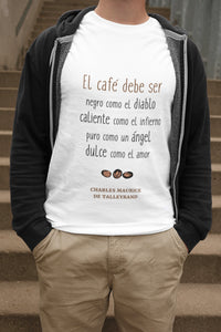 Camiseta blanca hombre de la colección Quotes & Co con cita de Charles Maurice de Talleyrand sobre sobre el café.