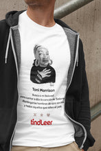 Cargar imagen en el visor de la galería, Camiseta blanca hombre con ilustración de Toni Morrison por Fernando Vicente.