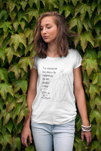 Cargar imagen en el visor de la galería, Camiseta blanca mujer de la colección Quotes &amp; Co con ilustración de silueta de mujer y cita de Simone de Beauvoir.