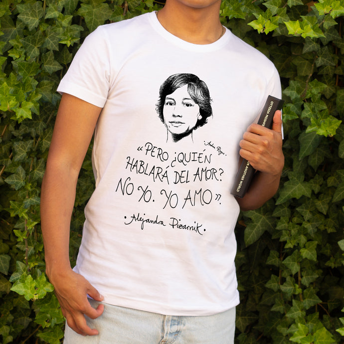 Camiseta blanca hombre con ilustración y cita de Alejandra Pizarnik.