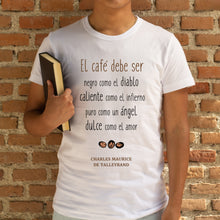 Cargar imagen en el visor de la galería, Camiseta blanca hombre de la colección Quotes &amp; Co con cita de Charles Maurice de Talleyrand sobre sobre el café.