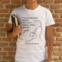 Cargar imagen en el visor de la galería, Camiseta blanca hombre de la colección Quotes &amp; Co con ilustración de gato y cita de Darío Jaramillo Agudelo.