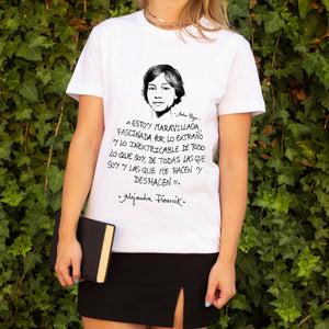 Camiseta blanca mujer con ilustración y cita de Alejandra Pizarnik.