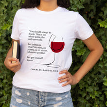 Cargar imagen en el visor de la galería, Camiseta blanca mujer de la colección Quotes &amp; Co con ilustración de copa de vino y cita de Charles Baudelaire.
