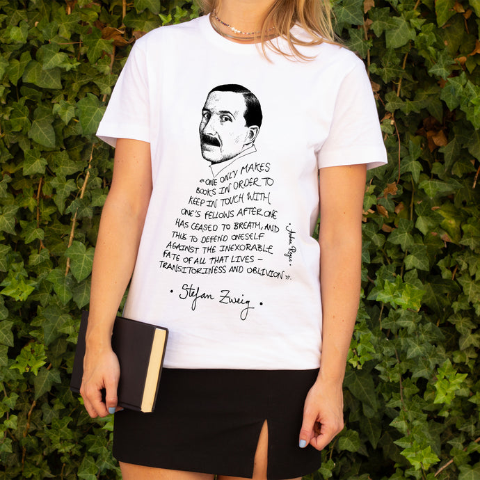 Camiseta blanca mujer con ilustración y cita de Stefan Zweig en inglés.