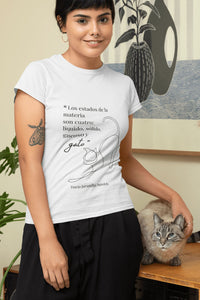 Camiseta blanca mujer de la colección Quotes & Co con ilustración de gato y cita de Darío Jaramillo Agudelo.