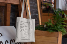 Cargar imagen en el visor de la galería, Tote bag color natural con asa natural de la colección Quotes &amp; Co con ilustración de gato y cita de Darío Jaramillo Agudelo.