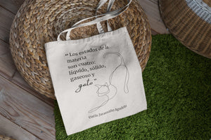 Tote bag color natural con asa natural de la colección Quotes & Co con ilustración de gato y cita de Darío Jaramillo Agudelo.