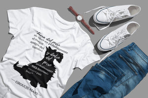 Camiseta blanca mujer de la colección Quotes & Co con ilustración de perro y cita de Groucho Marx.