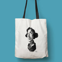 Cargar imagen en el visor de la galería, Tote bag natural con asa negra con ilustración de Oscar Wilde por Fernando Vicente