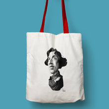 Cargar imagen en el visor de la galería, Tote bag natural con asa roja con ilustración de Oscar Wilde por Fernando Vicente