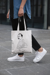 Tote bag de color natural con ilustración y cita de Stefan Zweig en inglés.