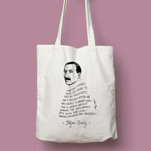 Tote bag de color natural con asa natural con ilustración y cita de Stefan Zweig en inglés.