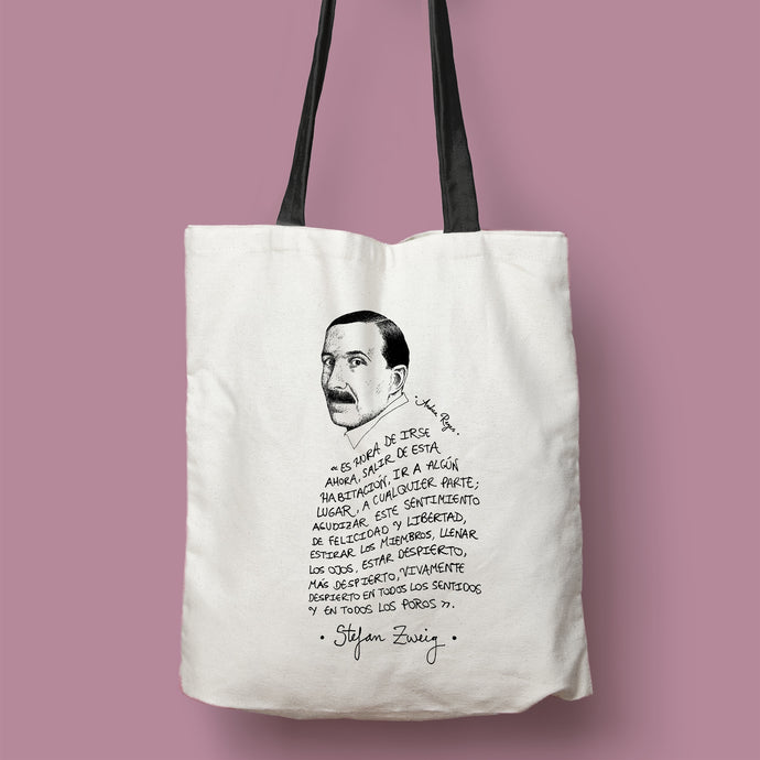 Tote bag de color negra con ilustración y cita de Stefan Zweig en español.