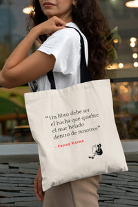 Tote bag natural con asa negra de la colección Quotes & Co con cita de Franz Kafka sobre la lectura