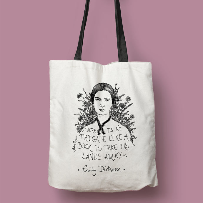 Tote bag natural con asa negra con ilustración y cita de Emily Dickinson en inglés.