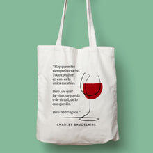 Cargar imagen en el visor de la galería, Tote bag color natural con asa natural de la colección Quotes &amp; Co con ilustración de copa de vino y cita de Charles Baudelaire.