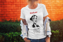 Cargar imagen en el visor de la galería, Camiseta blanca mujer con ilustración de Virginia Woolf por Fernando Vicente.
