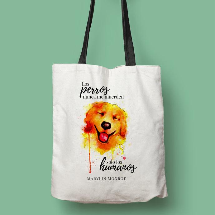 Tote bag color natural con asa negra de la colección Quotes & Co con ilustración de perro en acuarela y cita de Marilyn Monroe.