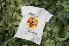 Cargar imagen en el visor de la galería, Camiseta blanca mujer de la colección Quotes &amp; Co con ilustración de perro en acuarela y cita de Marilyn Monroe.