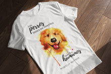 Cargar imagen en el visor de la galería, Camiseta blanca hombre de la colección Quotes &amp; Co con ilustración de perro en acuarela y cita de Marilyn Monroe.