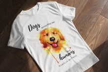 Cargar imagen en el visor de la galería, Camiseta blanca hombre de la colección Quotes &amp; Co con ilustración de perro en acuarela y cita de Marilyn Monroe.