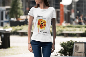 Camiseta blanca mujer de la colección Quotes & Co con ilustración de perro en acuarela y cita de Marilyn Monroe.