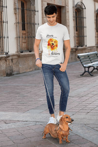 Camiseta blanca hombre de la colección Quotes & Co con ilustración de perro en acuarela y cita de Marilyn Monroe.