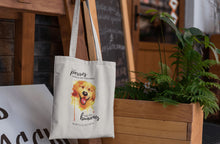 Cargar imagen en el visor de la galería, Tote bag color natural con asa natural de la colección Quotes &amp; Co con ilustración de perro en acuarela y cita de Marilyn Monroe.
