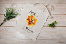 Cargar imagen en el visor de la galería, Tote bag color natural con asa natural de la colección Quotes &amp; Co con ilustración de perro en acuarela y cita de Marilyn Monroe.