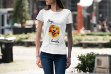 Cargar imagen en el visor de la galería, Camiseta blanca mujer de la colección Quotes &amp; Co con ilustración de perro en acuarela y cita de Marilyn Monroe.