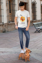 Cargar imagen en el visor de la galería, Camiseta blanca hombre de la colección Quotes &amp; Co con ilustración de perro en acuarela y cita de Marilyn Monroe.