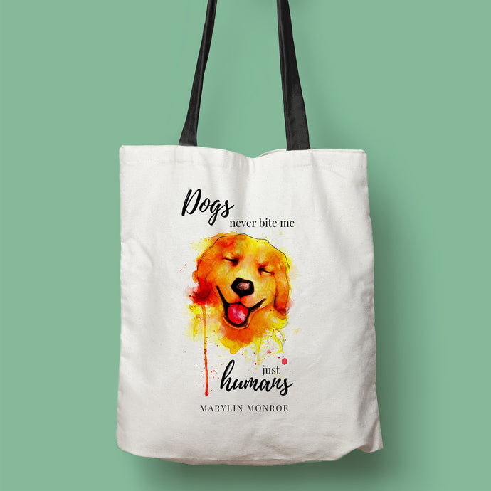 Tote bag color natural con asa negra de la colección Quotes & Co con ilustración de perro en acuarela y cita de Marilyn Monroe.