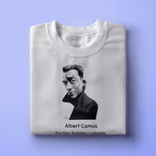 Cargar imagen en el visor de la galería, Camiseta blanca mujer con ilustración de Albert Camus por Fernando Vicente