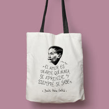 Cargar imagen en el visor de la galería, Tote bag natural con asa negra con ilustración y cita de Benito Pérez Galdós.