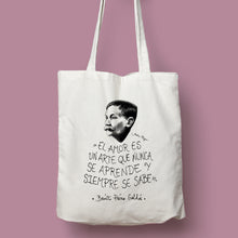 Cargar imagen en el visor de la galería, Tote bag natural con asa natural con ilustración y cita de Benito Pérez Galdós.