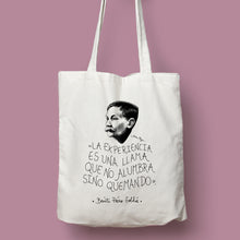 Cargar imagen en el visor de la galería, Tote bag natural con asa natural con ilustración y cita de Benito Pérez Galdós.