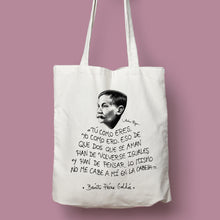 Cargar imagen en el visor de la galería, Tote bag natural con asa natural con ilustración y cita de Benito Pérez Galdós.