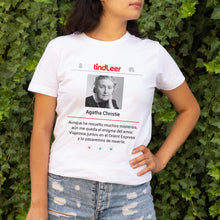 Cargar imagen en el visor de la galería, camiseta mujer tindleer agatha christie humor literario escritora regalos para lectores misterios reina del crimen asesinato en el orient express poirot