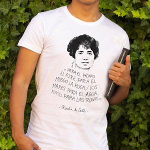 Camiseta hombre blanca con la ilustración y cita de Rosalía de Castro, ilustrada por Andrea Reyes 