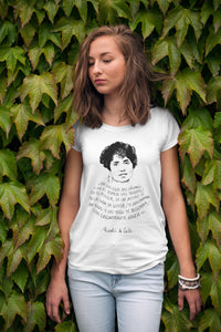 Camiseta mujer blanca con la ilustración y cita de Rosalía de Castro, ilustrada por Andrea Reyes 