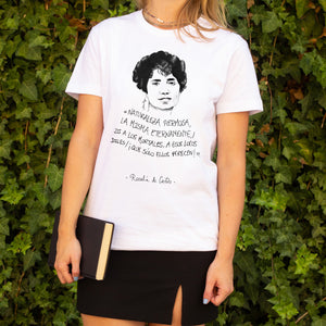 Camiseta mujer blanca con la ilustración y cita de Rosalía de Castro, ilustrada por Andrea Reyes 