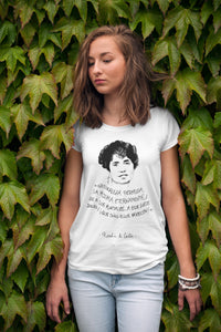 Camiseta mujer blanca con la ilustración y cita de Rosalía de Castro, ilustrada por Andrea Reyes 
