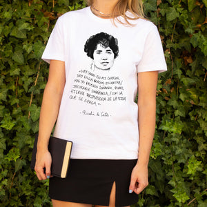 Camiseta mujer blanca con la ilustración y cita de Rosalía de Castro, ilustrada por Andrea Reyes 
