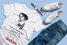 Cargar imagen en el visor de la galería, Camiseta blanca hombre con ilustración de Gustavo Adolfo Bécquer dibujada por Fernando Vicente.