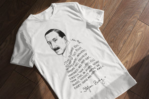 Camiseta blanca hombre con ilustración y cita de Stefan Zweig en inglés.