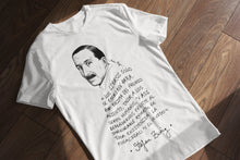 Cargar imagen en el visor de la galería, Camiseta blanca hombre con ilustración y cita de Stefan Zweig en español.