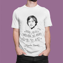 Cargar imagen en el visor de la galería, Camiseta blanca hombre con ilustración y cita de Alejandra Pizarnik.